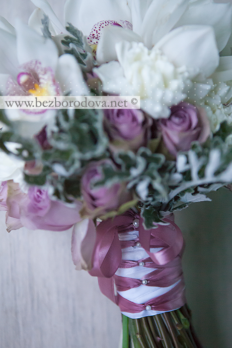 Белый свадебный букет из орхидей с сиреневыми розами и серой зеленью