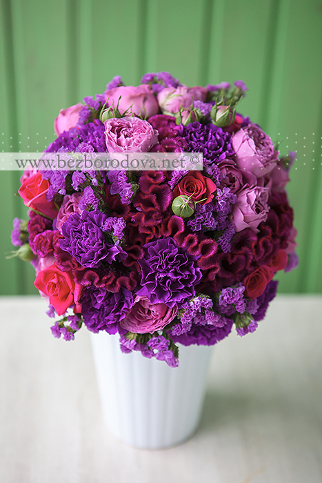 Малиновый свадебный букет с пионовидными розами и фиолетовой гвоздикой