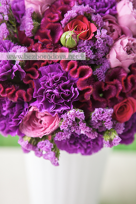 Малиновый свадебный букет с пионовидными розами и фиолетовой гвоздикой