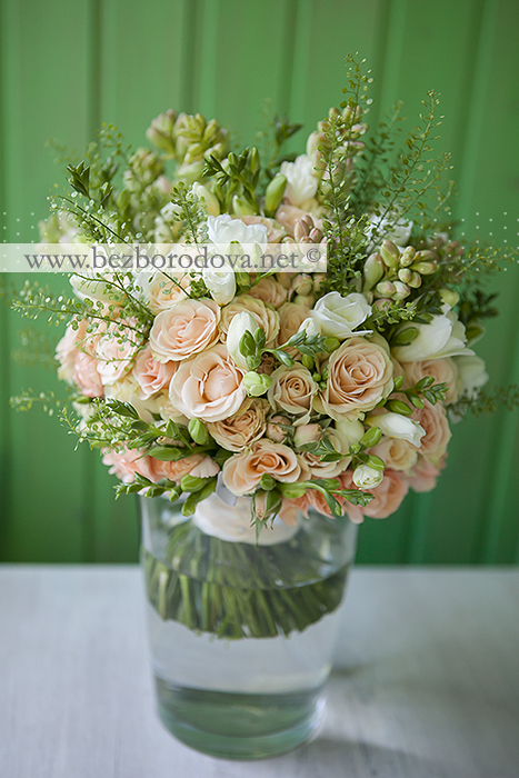 Кремовый свадебный букет из кустовых роз с ароматной фрезией и туберозой