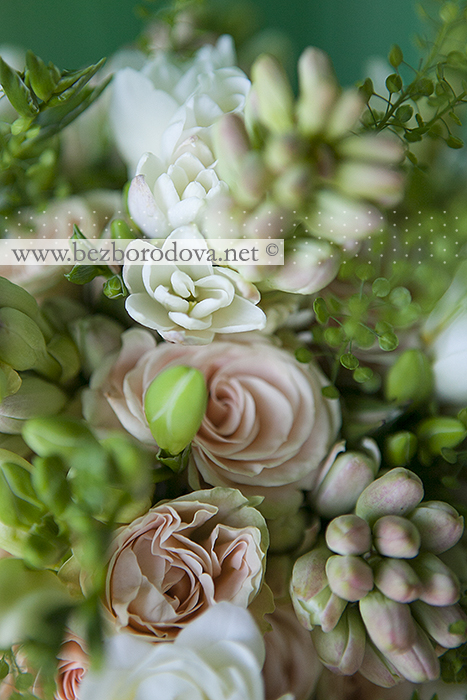 Кремовый свадебный букет из кустовых роз с ароматной фрезией и туберозой