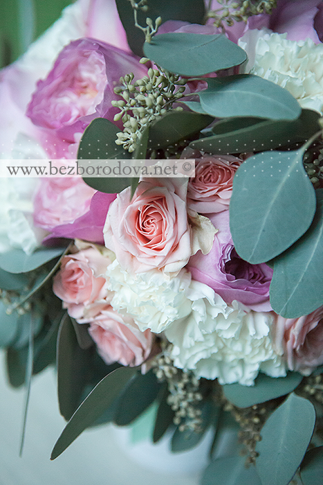 Нежный свадебный букет из пионовидных роз с эвкалиптом