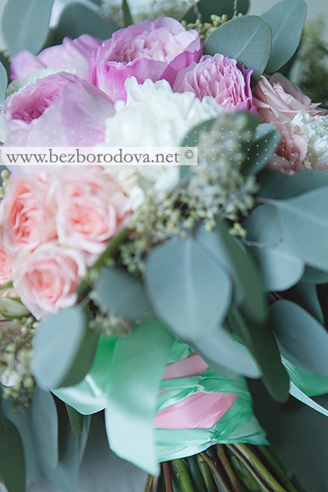Нежный свадебный букет из пионовидных роз с эвкалиптом