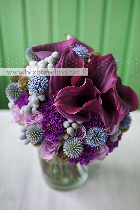 Необычный свадебный букет с бордовыми каллами, серой брунией, сиреневыми розами и фиолетовой гвоздикой