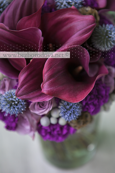Необычный свадебный букет с бордовыми каллами, серой брунией, сиреневыми розами и фиолетовой гвоздикой