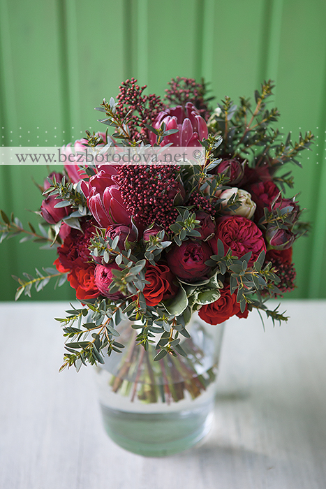 Свадебный букет из красных пионовидных роз с протеей, зеленью эвкалипта и композиции для оформления ресторана