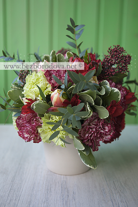Свадебный букет из красных пионовидных роз с протеей, зеленью эвкалипта и композиции для оформления ресторана