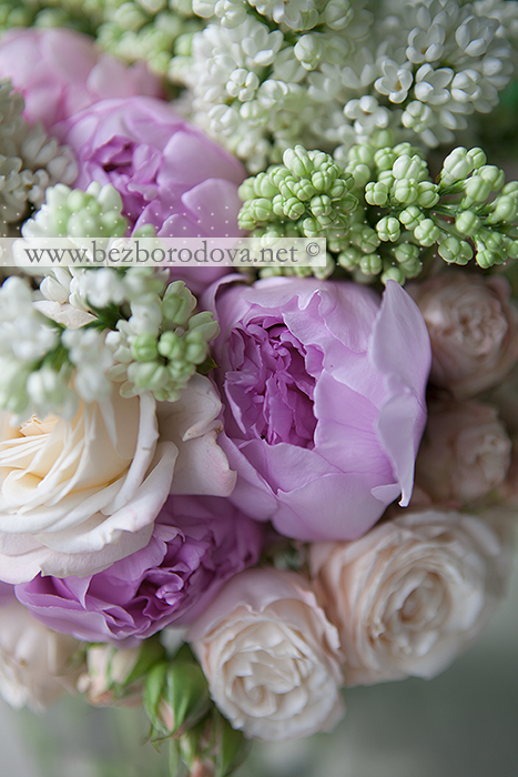 Кремовый свадебный букет из пионовидных роз, с розовыми пионами и белой сиренью