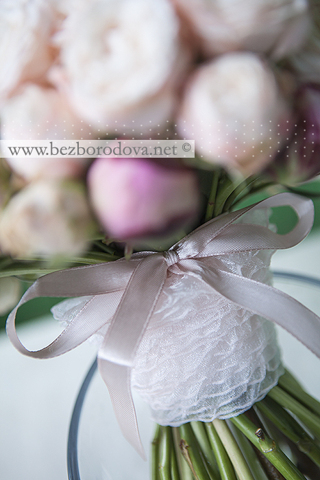 Кремовый свадебный букет из пионовидных роз, с розовыми пионами и белой сиренью