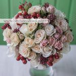 Кремовый свадебный букет из роз с красными ягодами