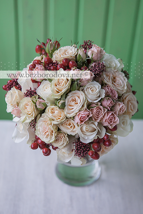 Кремовый свадебный букет из роз с красными ягодами