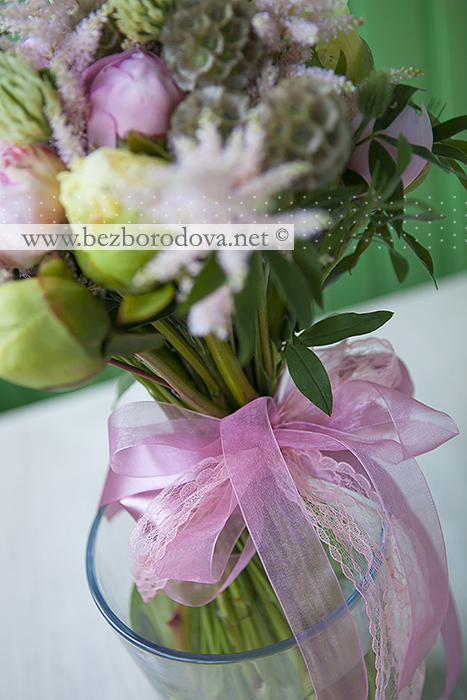 Летний свадебный букет из желтых и розовых пионов с астильбой и клевером