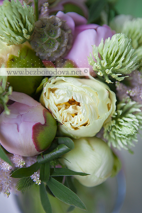 Летний свадебный букет из желтых и розовых пионов с астильбой и клевером