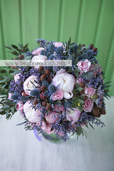 Летний свадебный букет из розовых пионов с синими эрингиумами и ягодами ежевики