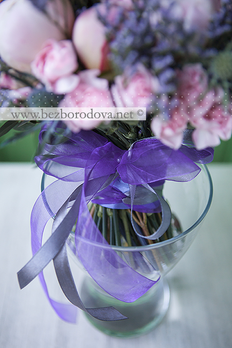 Летний свадебный букет из розовых пионов с синими эрингиумами и ягодами ежевики