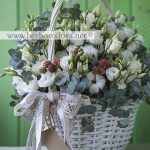 Подарочная корзина с белой эустомой, ягодами ежевики, коричневыми розами и хлопком