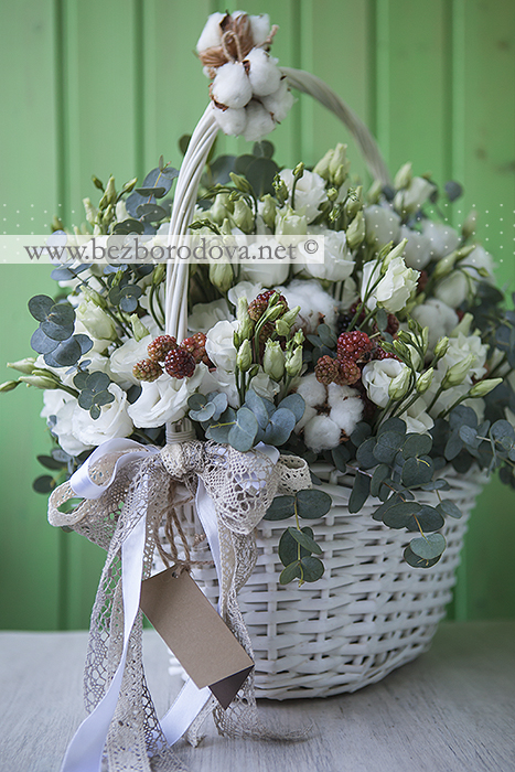 Подарочная корзина с белой эустомой, ягодами ежевики, коричневыми розами и хлопком