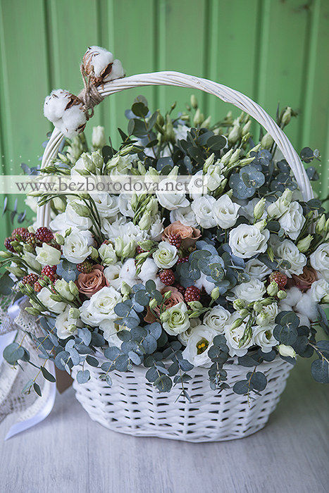 Подарочная корзина с белой эустомой, ягодами ежевики, коричневыми розами и хлопком