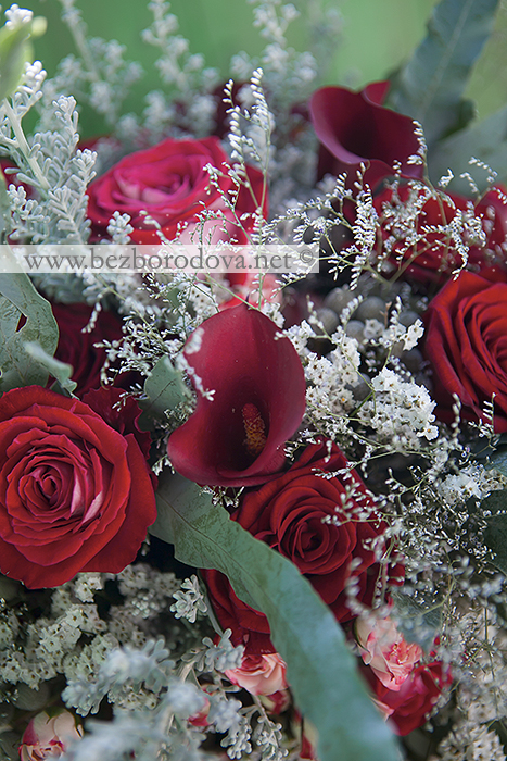 Букет в подарок из красных и алых роз, калл, кустовой розы, с серой брунией и лимониумом