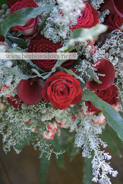 Букет в подарок из красных и алых роз, калл, кустовой розы, с серой брунией и лимониумом