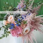 Персиковый свадебный букет из пионовидных роз с серой брунией, синий гентианой и зеленью эвкалипта