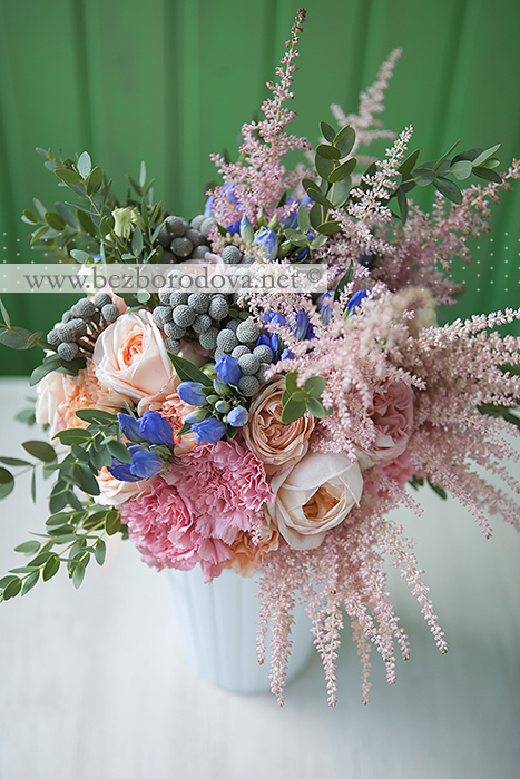 Персиковый свадебный букет из пионовидных роз с серой брунией, синий гентианой и зеленью эвкалипта