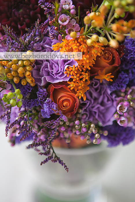 Свадебный букет с георгинами винного цвета, оранжевыми розами, сиреневой гвоздикой и статицей