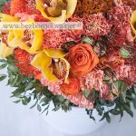 Оранжевый подарочный букет из роз и гвоздик с желтыми орхидеями цимбидиум