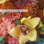 Оранжевый подарочный букет из роз и гвоздик с желтыми орхидеями цимбидиум