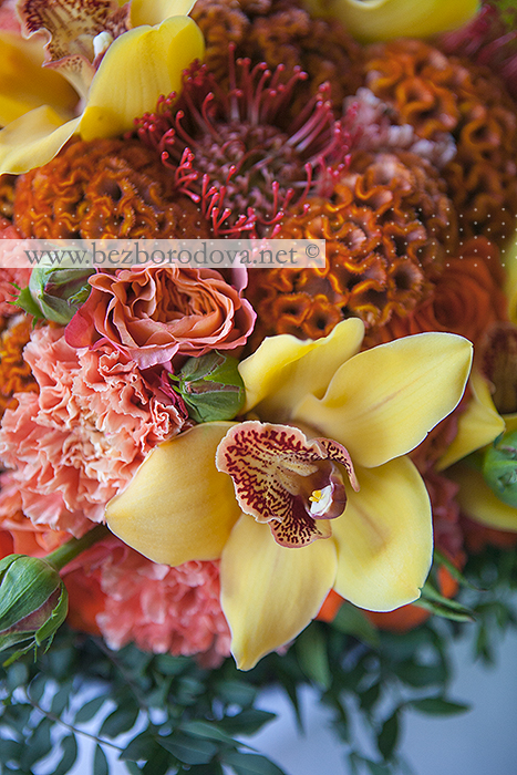 Оранжевый подарочный букет из роз и гвоздик с желтыми орхидеями цимбидиум 