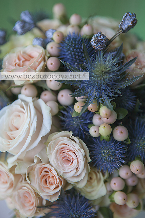 Кремовый свадебный букет с ягодами гиперикума и синим эрингиумом