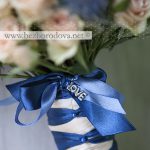Кремовый свадебный букет с ягодами и синим эрингиумом