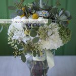 Белый свадебный букет из пионов с желтой краспедией, серой брунией, суккулентами и мятной зеленью эвкалипта