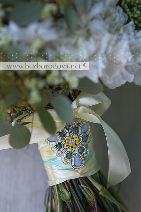 Белый свадебный букет из пионов с желтой краспедией, серой брунией, суккулентами и мятной зеленью эвкалипта