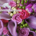 Яркий букет невесты из калл, розовых роз с малиновой фрезией, кремовыми и зелеными ягодами