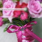 Яркий букет невесты из калл, розовых роз с малиновой фрезией, кремовыми и зелеными ягодами