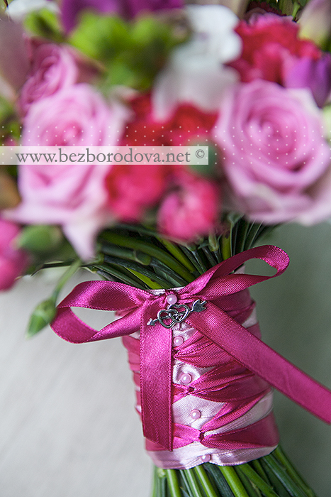 Яркий букет невесты из калл, розовых роз с малиновой фрезией, кремовыми и зелеными ягодами 