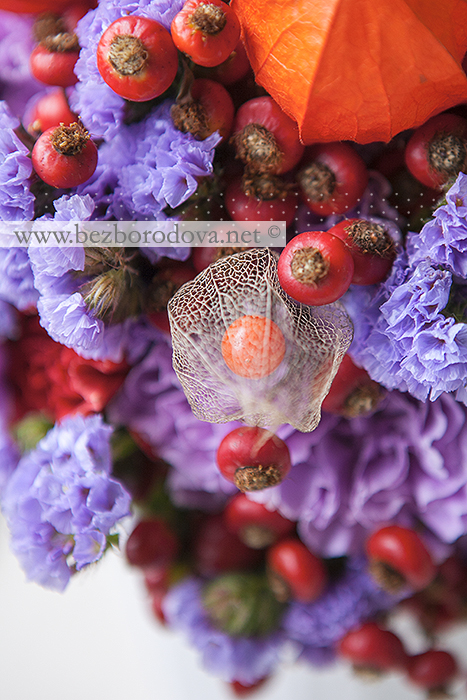 Осенний букет с физалисом, сиреневой гвоздикой и ягодами шиповника