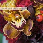 Осенний букет из орхидей, калл и ягод шиповника
