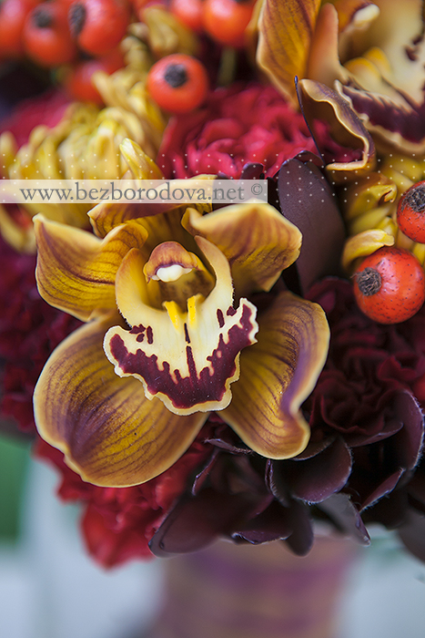 Осенний рыжий букет из орхидей, калл и ягод шиповника