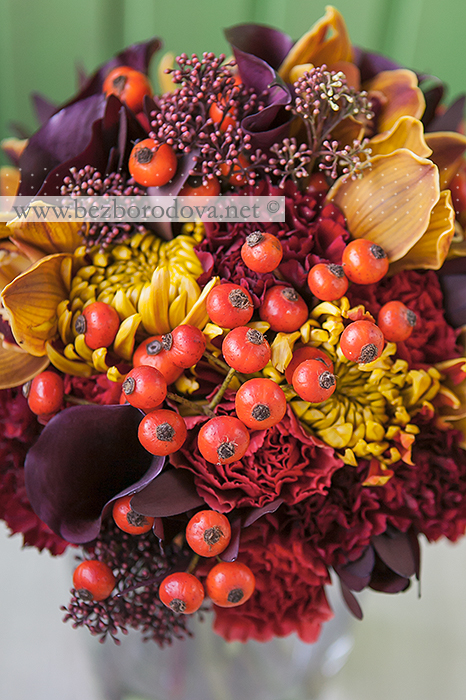 Осенний рыжий букет из орхидей, калл и ягод шиповника