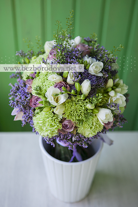 Сиреневый свадебнвй букет из роз, лиммониума, белой фрезии и зеленой гвоздики