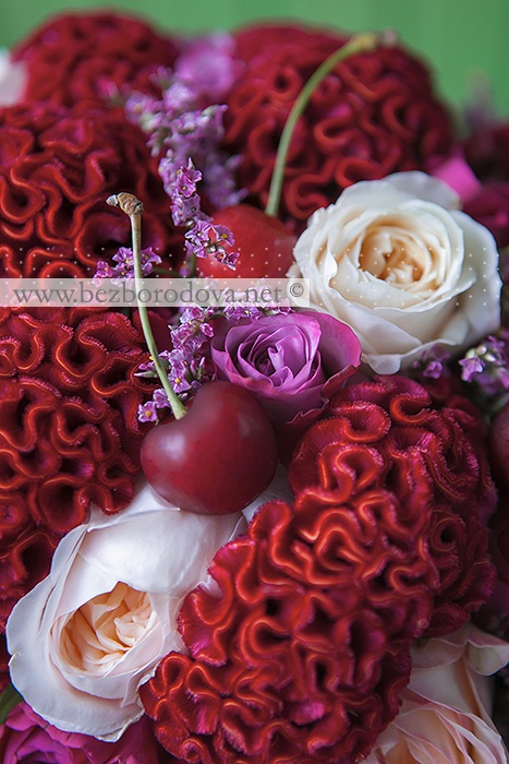 Свадебный букет из персиковых и малиновых пионовидных роз с ягодами черешни