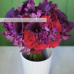 Яркий свадебный букет из винного цвета калл, с малиновыми розами, целозией и альстромерией