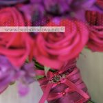 Яркий свадебный букет из винного цвета калл, с малиновыми розами, целозией и альстромерией