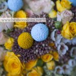 Корчневый букет с кремовыми и желтыми розами и голубой краспедией