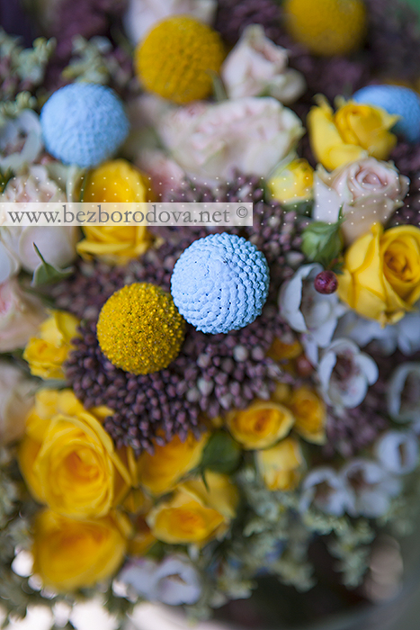 Корчневый букет с кремовыми и желтыми розами и голубой краспедией