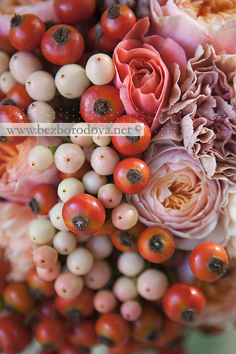 Персиковый свадебный букет с пионовидными розами вувузела, кремовыми ягодами гиперикума и шиповником