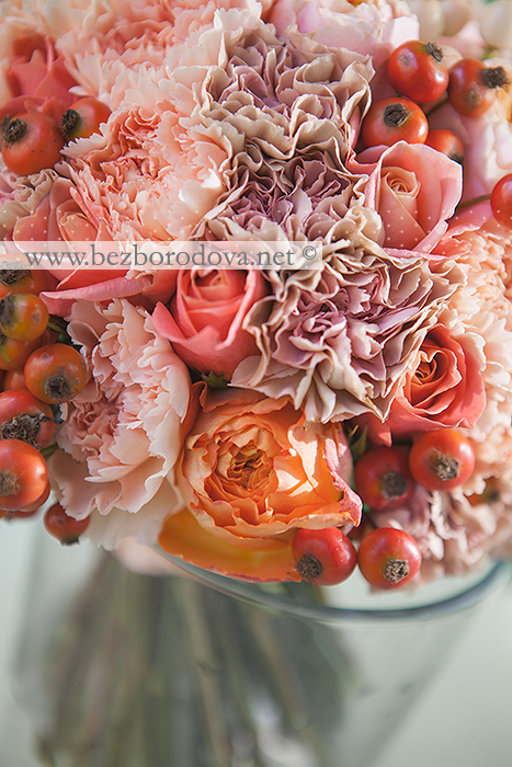 Персиковый свадебный букет с пионовидными розами вувузела, кремовыми ягодами гиперикума и шиповником