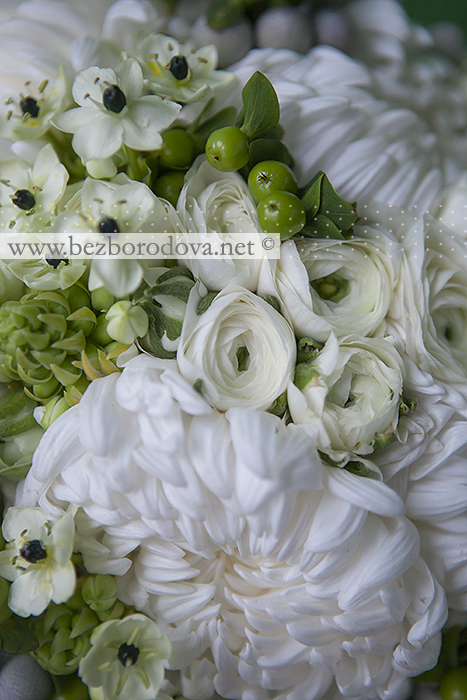 Белый свадебный букет из ранункулюсов, с зелеными ягодами, орнитогалумом и серой брунией